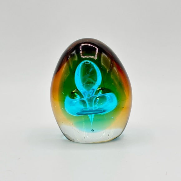 This is a vintage Murano-style egg-shaped art glass paperweight. - Picture 4 of 5